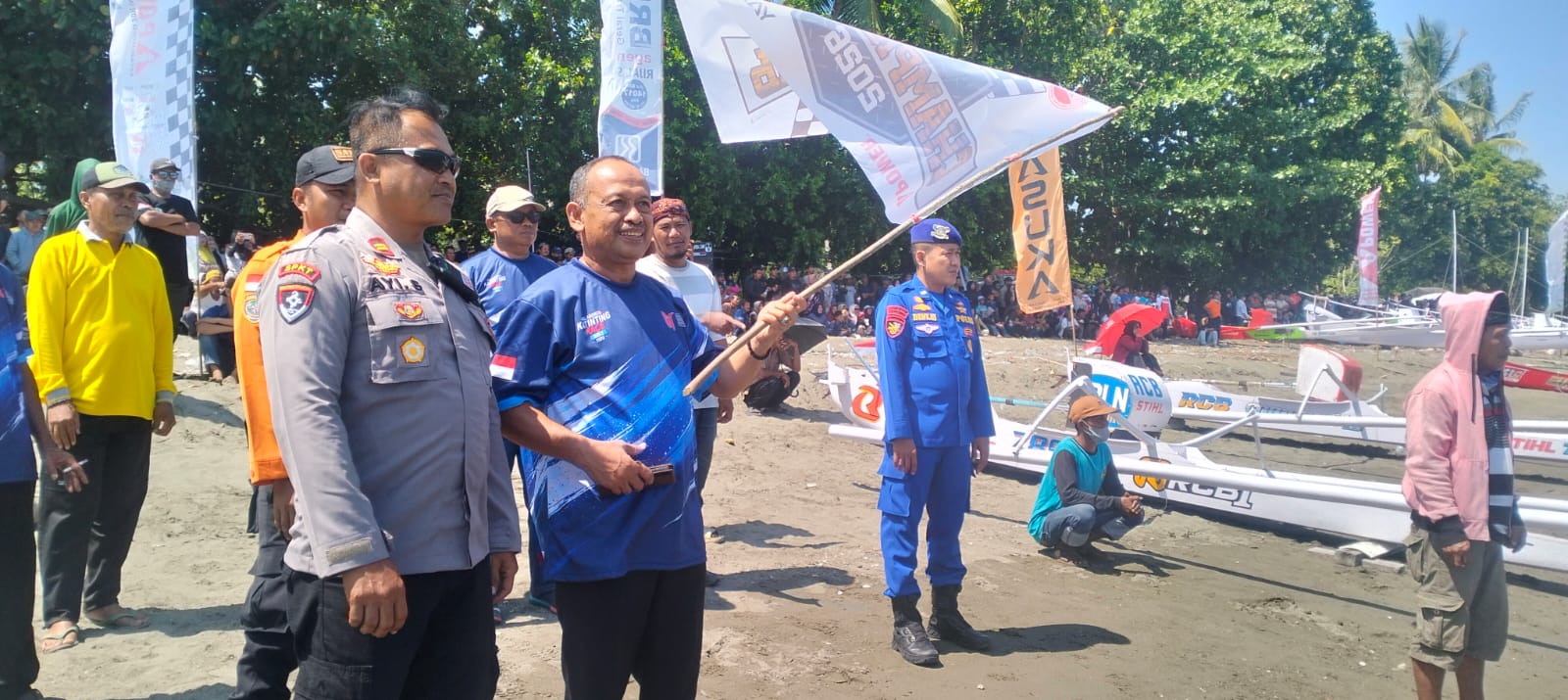Keterangan foto:Asisten II Bidang Perekonomian dan Pembangunan Pemkab Pasangkayu, Suhardi, bersama jajaran terkait saat membuka Katinting Race 2 Sarjo di Pantai Balabonda, Desa Sarjo, Kecamatan Sarjo, Kabupaten Pasangkayu. Ajang tersebut diikuti 53 perahu katinting dan sandeq dalam rangka memeriahkan