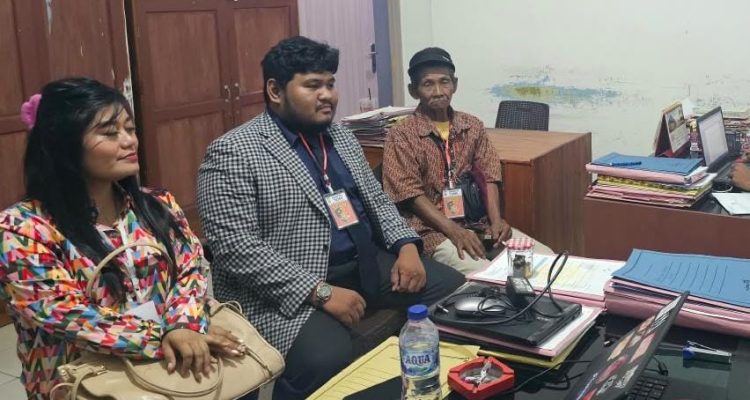 Ketgam : Abdul Rahman saat didampingi Kuasa Hukum Ray Ichtiar Basya, S.H. dan Mey Prawesty, S.H. diruang sentra pelaporan Polres Morowali Utara Rabu 2 September 2026.