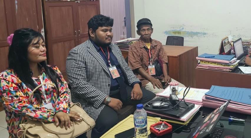 Ketgam : Abdul Rahman saat didampingi Kuasa Hukum Ray Ichtiar Basya, S.H. dan Mey Prawesty, S.H. diruang sentra pelaporan Polres Morowali Utara Rabu 2 September 2026.